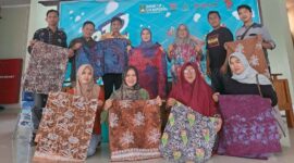 Para Perajin bersama Pelatih dari Laweyan dan Kauman serta Narasumber tunjukkan Motif Batik hasil Magang di Surakarta. FOTO : Dok/Ist
