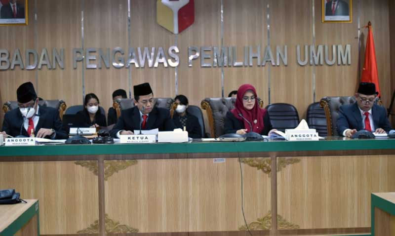 Empat Majelis Sidang Bawaslu (kiri ke kanan) yakni Herwyn JH Malonda, Puadi, Lolly Suhenty, dan Totok Hariyono saat membacakan putusan atas laporan dugaan pelanggaran administrasi pemilu dari tujuh partai politik calon peserta Pemilu 2024 di Gedung Bawaslu, Jakarta 13 September 2022/Foto: Pemberitaan dan Publikasi Bawaslu RI, Selasa (13/9/22). FOTO : bawaslu