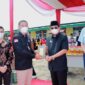Ketua Paguyuban Sinar Mas Jambi H Hermawan Menyerahkan Bantuan Wakaf Mushaf Al-Quran kepada Bupati Tanjab Barat H. Anwar Sadat bersamaan Acara Bazar Minyak Goring di Tebing Tinggi, Selasa (26/4/22).
