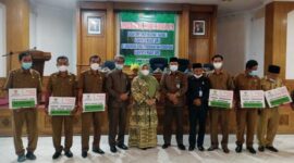 Bupati Hj. Masnah Busro Menyerahkan Simbolis Penyaluran Zakat Infaq Sedekah (ZIS) yang dilakukan oleh BAZNAS Kabupaten Muaro Jambi di Kantor Bupati Muaro Jambi, Senin (10/1/22). FOTO : Noval