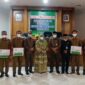 Bupati Hj. Masnah Busro Menyerahkan Simbolis Penyaluran Zakat Infaq Sedekah (ZIS) yang dilakukan oleh BAZNAS Kabupaten Muaro Jambi di Kantor Bupati Muaro Jambi, Senin (10/1/22). FOTO : Noval