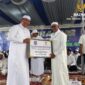 Wakil Bupati Tanjab Barat H. Hairan, SH Menyerahkan Bantuan BAZNAS Tanjab Barat Pengasuh Ponpes Al Baqiyatush Shalihat KH. Abdul Hakim. FOTO : Baznas TJB