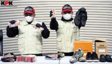 BARANG BUKTI KORUPSI BUPATI TULUNGAGUNG: Petugas Komisi Pemberantasan Korupsi (KPK) menunjukkan barang bukti hasil Operasi Tangkap Tangan (OTT) terhadap Bupati Tulungagung periode 2025–2030, Gatut Sunu Wibowo, di Gedung Merah Putih KPK, Jakarta (April 2026). (FOTO : Dok. Tangkapan Layar Konfrensi Pers KPK/LT)