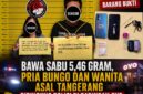 Sepasang Terduga pelaku peredaran narkotika jenis sabu berinisial AP (30) dan SN (33) saat diamankan di Mapolres Bungo beserta sejumlah barang bukti berupa paket sabu, alat hisap (bong), ponsel, dan plastik klip kosong siap edar yang disita petugas dari TKP parkiran penginapan OYO, Bungo Timur, Selasa (2/6/2026). (FOTO : Dok. Istimewa Polres Bungo)