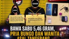 Sepasang Terduga pelaku peredaran narkotika jenis sabu berinisial AP (30) dan SN (33) saat diamankan di Mapolres Bungo beserta sejumlah barang bukti berupa paket sabu, alat hisap (bong), ponsel, dan plastik klip kosong siap edar yang disita petugas dari TKP parkiran penginapan OYO, Bungo Timur, Selasa (2/6/2026). (FOTO : Dok. Istimewa Polres Bungo)