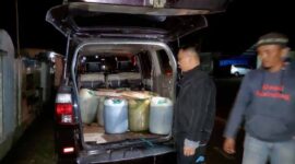 Mobil Jenis Suzuki APV Bermuatan BBM Subsidi jenis pertalite Saat Diperiksa Petugas Polsek Kayu Aro, Polres Kerinci, Sabtu (20/8/22) malam Minggu. FOTO : Polda Jambi