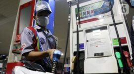 Petugas mengisi bahan bakar minyak (BBM) ke dalam kendaraan di sebuah SPBU di Jakarta, Kamis (31/3/22). FOTO : Liputan6.com