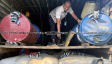 Petugas Satreskrim Polres Tebo memeriksa puluhan drum dan tandon (tedmon) berisi bahan bakar minyak (BBM) olahan ilegal di atas truk Mitsubishi Colt Diesel yang berhasil dicegat di Jalan Lintas Tebo-Jambi, Kilometer 04, Senin (18/5/2026) dini hari. Sebanyak 23.000 liter bensin, minyak tanah, dan solar tiruan asal Musi Banyuasin, Sumatera Selatan, berhasil diamankan dari sindikat antarprovinsi ini. (Foto: Dok. Istimewa/Polres Tebo)