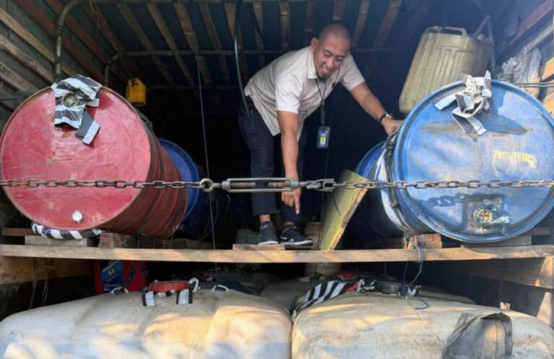 Petugas Satreskrim Polres Tebo memeriksa puluhan drum dan tandon (tedmon) berisi bahan bakar minyak (BBM) olahan ilegal di atas truk Mitsubishi Colt Diesel yang berhasil dicegat di Jalan Lintas Tebo-Jambi, Kilometer 04, Senin (18/5/2026) dini hari. Sebanyak 23.000 liter bensin, minyak tanah, dan solar tiruan asal Musi Banyuasin, Sumatera Selatan, berhasil diamankan dari sindikat antarprovinsi ini. (Foto: Dok. Istimewa/Polres Tebo)