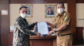 Wakil Bupati Muaro Jambi, Bambang Bayu Suseno Saat Kepala TVRI Stasiun Jambi Syarifuddin Dalam Kunjungan ke TVRI Stasiun Jambi, Selasa (15/02/22). FOTO : Istimewa
