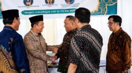 Bupati Muaro Jambi, Dr. Bambang Bayu Suseno (kedua kiri), bersalaman dengan Tim Asesor Direktorat Jenderal Pendidikan Islam Kementerian Agama RI saat meninjau lokasi rencana pendirian Perguruan Tinggi Keagamaan Islam Swasta (PTKIS) Yayasan Mau’izatun Hasanah di Kelurahan Sengeti, Kecamatan Sekernan, Muaro Jambi, Sabtu (23/5/2026). (Foto: Dok. Diskominfo Muaro Jambi)