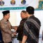 Bupati Muaro Jambi, Dr. Bambang Bayu Suseno (kedua kiri), bersalaman dengan Tim Asesor Direktorat Jenderal Pendidikan Islam Kementerian Agama RI saat meninjau lokasi rencana pendirian Perguruan Tinggi Keagamaan Islam Swasta (PTKIS) Yayasan Mau’izatun Hasanah di Kelurahan Sengeti, Kecamatan Sekernan, Muaro Jambi, Sabtu (23/5/2026). (Foto: Dok. Diskominfo Muaro Jambi)
