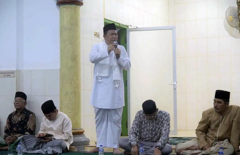 Bambang Bayu Suseno, SP, MM, M.S.i, melakukan Safari Ramadhan di Masjid Raya Kemingking Dalam, Desa Kemingking Dalam, Kecamatan Taman Rajo, Selasa (05/04/22).