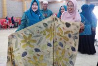 Ketua TP PKK Tanjab Barat Buka Pelatihan Ecoprint (Ecotik) Kader PKK. FOTO : Prokopim