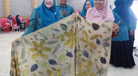 Ketua TP PKK Tanjab Barat Buka Pelatihan Ecoprint (Ecotik) Kader PKK. FOTO : Prokopim