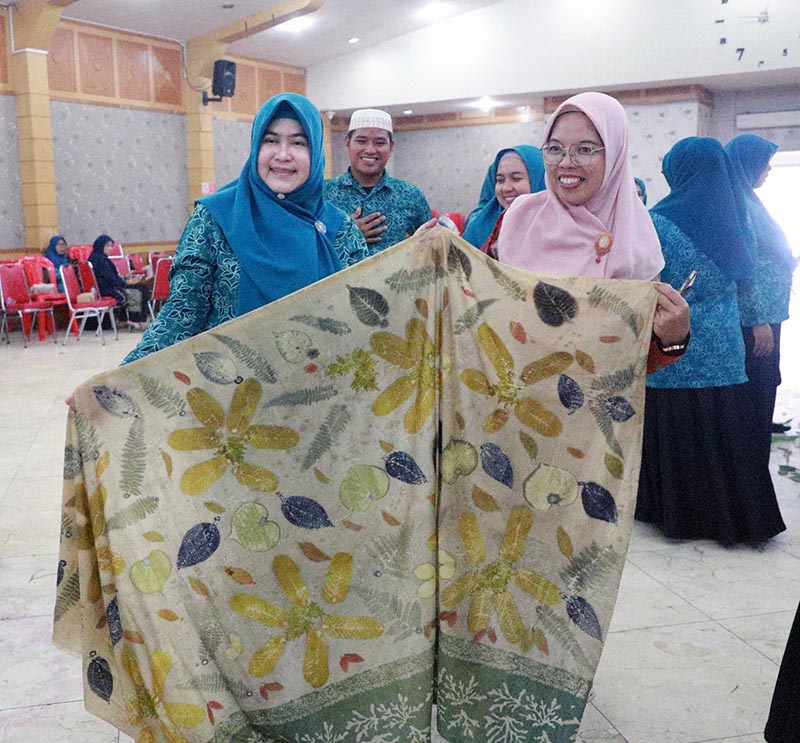 Ketua TP PKK Tanjab Barat Buka Pelatihan Ecoprint (Ecotik) Kader PKK. FOTO : Prokopim