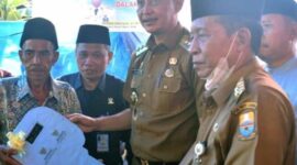 PJ Bupati Muaro Jambi Bachyuni Deliansyah bersama Wakil Gubernur Jambi Abdullah Sani Saat Penyerahan Secara Sombolis Kunci Rumah kepada Penerima Bedah Rumah Program Baznas Provinsi Jambi dan Baznas Kabupaten Muaro Jambi di Desa Pulau Kayu Aro, Kecamatan Sekernan, Selasa (14/6/22). FOTO : Ist/Noval