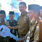 PJ Bupati Muaro Jambi Bachyuni Deliansyah bersama Wakil Gubernur Jambi Abdullah Sani Saat Penyerahan Secara Sombolis Kunci Rumah kepada Penerima Bedah Rumah Program Baznas Provinsi Jambi dan Baznas Kabupaten Muaro Jambi di Desa Pulau Kayu Aro, Kecamatan Sekernan, Selasa (14/6/22). FOTO : Ist/Noval