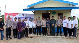 Peresmian Bedah Rumah oleh Kapolres Tanjab Timur AKBP Heri Supriawan, S.I.K bersama Ketua BAZNAS Tanjab Timur Syarifudin di RT 10 Pasar Kamis Kelurahan Talang Babat, Rabu (17/5/23). FOTO : Humas RTT