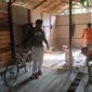 Kegiatan bakti sosial bedah Rumah rangkaian memperingati HUT Bhayangkara ke-76, Senin (6/6/22). FOTO : HMSRES Tjb