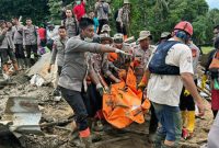 Tim Brimob Polda Riau melanjutkan pencarian korban bencana alam di Kampung Tanjung, Kecamatan Palembayan, Kabupaten Agam, Sumatera Barat. Satu jenazah kembali ditemukan. (Foto: dok. istimewa/detik.com)