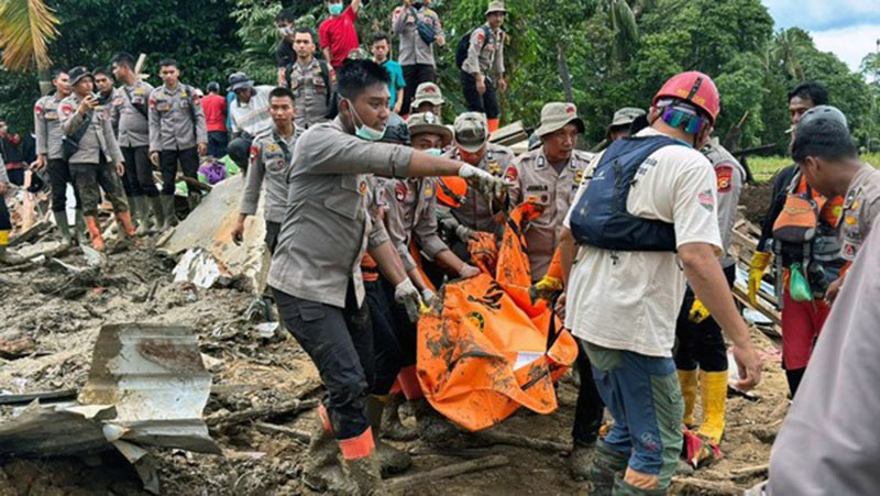 Tim Brimob Polda Riau melanjutkan pencarian korban bencana alam di Kampung Tanjung, Kecamatan Palembayan, Kabupaten Agam, Sumatera Barat. Satu jenazah kembali ditemukan. (Foto: dok. istimewa/detik.com)