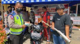 Kapolres Bungo AKBP Guntur Saputro Saat Monitor Kegiatan Bengkel Lepas Pasang Kenalpot Brong, Selasa (17/5/22). FOTO : Humas PB.