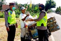 Ratusan Paket Sembako Dibagikan Ditlantas Polda Jambi ke Masyarakat Sambut HUT Lantas ke 67. FOTO : Dhea/Ist