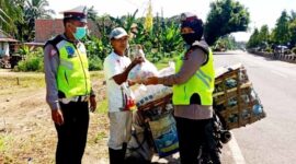 Ratusan Paket Sembako Dibagikan Ditlantas Polda Jambi ke Masyarakat Sambut HUT Lantas ke 67. FOTO : Dhea/Ist