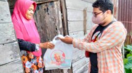 Ganjar Milenial Center memberikan Sembako kepada Warga Masyarakat yang membutuhkan. FOTO : GMC Tanjab Barat