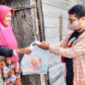 Ganjar Milenial Center memberikan Sembako kepada Warga Masyarakat yang membutuhkan. FOTO : GMC Tanjab Barat