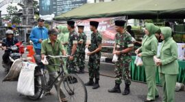 Keluarga Besar Korem 042/Gapu Saat Kegiatan Berbagi Takjil Buka Puasa pada Pengguna Jalan di depan Makorem 042/Gapu Jalan Jendral Urip Sumoharjo Kel. Sungai Puteri, Kec Danau Sipin Kota Jambi, Kamis (30/03/23). FOTO : PENREM