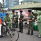 Keluarga Besar Korem 042/Gapu Saat Kegiatan Berbagi Takjil Buka Puasa pada Pengguna Jalan di depan Makorem 042/Gapu Jalan Jendral Urip Sumoharjo Kel. Sungai Puteri, Kec Danau Sipin Kota Jambi, Kamis (30/03/23). FOTO : PENREM