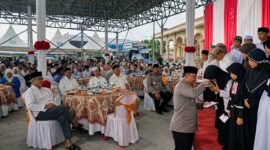 Kapolres Tanjab Barat AKBP Maulia Kuswicaksono memberikan tali asih kepada anak yatim piatu dalam acara Buka Puasa Bersama di Mapolres Tanjab Barat. Kegiatan ini bertujuan memperkuat sinergi antara kepolisian dengan seluruh lapisan masyarakat dalam menyambut bulan suci Ramadan 1447 H. FOTO : Hms
