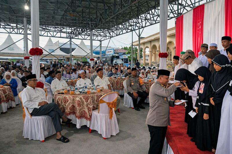 Kapolres Tanjab Barat AKBP Maulia Kuswicaksono memberikan tali asih kepada anak yatim piatu dalam acara Buka Puasa Bersama di Mapolres Tanjab Barat. Kegiatan ini bertujuan memperkuat sinergi antara kepolisian dengan seluruh lapisan masyarakat dalam menyambut bulan suci Ramadan 1447 H. FOTO : Hms