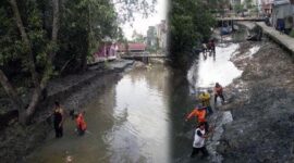 Petugas Dinas Lingkungan Hidup saat membersihkan Anak Sungai di Kabupaten Tanjung Jabung Barat, Provinsi Jambi secara bertahap. FOTO : Doc DLH