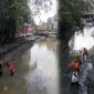 Petugas Dinas Lingkungan Hidup saat membersihkan Anak Sungai di Kabupaten Tanjung Jabung Barat, Provinsi Jambi secara bertahap. FOTO : Doc DLH