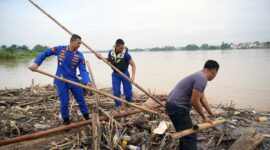 Bersama Anggota, Dirpolairud Polda Jambi Turun Ke Sungai Bersihkan Sampah. FOTO : HMS