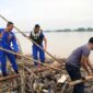 Bersama Anggota, Dirpolairud Polda Jambi Turun Ke Sungai Bersihkan Sampah. FOTO : HMS