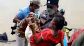 Bhabinkamtibmas Desa Rundong Polsek Kumpeh Ilir, Polres Muaro Jambi AIPDA Eko Heri P, SE Saat Bopong Ibu yang Sakit. FOTO : Istimewa