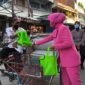 FOTO : Ketua Bhayangkari Cabang Tanjabbar Ny. Indri Guntur Membagikan Takjik Kepada Masyarakat