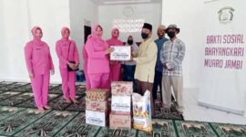 Bhayangkari Cabang Muaro Jambi dan Ranting Sungai Gelam Berbagi Takjil Berbuka Puasa, Sabtu (16/4/22). FOTO : Mumas PMJ