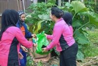 Bhayangkari Cabang Tanjab Timur Kembali Bagikan Sembako Door to Door ke Masyarakat. FOTO : Res TJT/Dhea