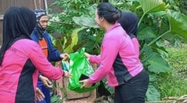 Bhayangkari Cabang Tanjab Timur Kembali Bagikan Sembako Door to Door ke Masyarakat. FOTO : Res TJT/Dhea