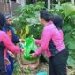 Bhayangkari Cabang Tanjab Timur Kembali Bagikan Sembako Door to Door ke Masyarakat. FOTO : Res TJT/Dhea