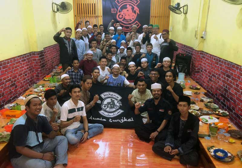 Foto bersama Bikers Subuhan Tanjab Barat usai buka puasa bersama di Rumah Makan Brunai Kuala Tungkal. FOTO : Ist