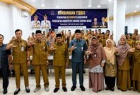 Bupati Anwar Sadat didampingi Sekretaris Daerah Hermansyah, Kepala BKPSDM Saldi, narasumber, serta peserta berfoto bersama usai membuka Bimbingan Teknis (Bimtek) Penerapan ASN Corporate University di Hotel Grand Ar-Riyadh Kuala Tungkal, Senin (29/6/2026). (FOTO : Dok. Istimewa/LT)
