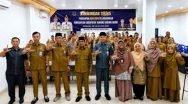 Bupati Anwar Sadat didampingi Sekretaris Daerah Hermansyah, Kepala BKPSDM Saldi, narasumber, serta peserta berfoto bersama usai membuka Bimbingan Teknis (Bimtek) Penerapan ASN Corporate University di Hotel Grand Ar-Riyadh Kuala Tungkal, Senin (29/6/2026). (FOTO : Dok. Istimewa/LT)