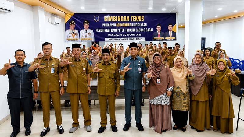 Bupati Anwar Sadat didampingi Sekretaris Daerah Hermansyah, Kepala BKPSDM Saldi, narasumber, serta peserta berfoto bersama usai membuka Bimbingan Teknis (Bimtek) Penerapan ASN Corporate University di Hotel Grand Ar-Riyadh Kuala Tungkal, Senin (29/6/2026). (FOTO : Dok. Istimewa/LT)