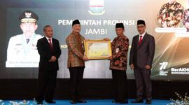 Wakil Gubernur Jambi H. Abdullah Sani Saat Menerima Penghargaan BKN Award Tahun 2022 dari Plt  Kepala BKN, Dr. Bima Wibisana pada acara Penghargaan BKN Award Tahun 2022 di Hotel Swarna Dwipa – Palembang, Sumatera Selatan, Jumat (02/9/22). FOTO : Humas
